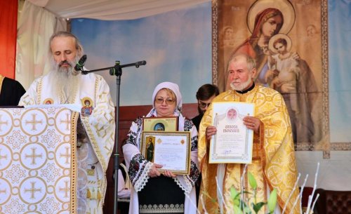 Ansamblul Parohiei „Sfântul Gheorghe” din Botoșani a primit veșmânt de lumină Poza 251993
