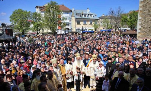 Ansamblul Parohiei „Sfântul Gheorghe” din Botoșani a primit veșmânt de lumină Poza 251994