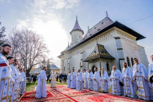 Izvorul Tămăduirii la Mănăstirea „Sfântul Ioan cel Nou” din Suceava Poza 251995