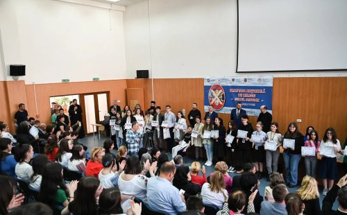 Premii pentru elevii câştigători ai Olimpiadei Naţionale de Religie Ortodoxă, la Deva Poza 252093