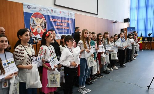 Premii pentru elevii câştigători ai Olimpiadei Naţionale de Religie Ortodoxă, la Deva Poza 252096