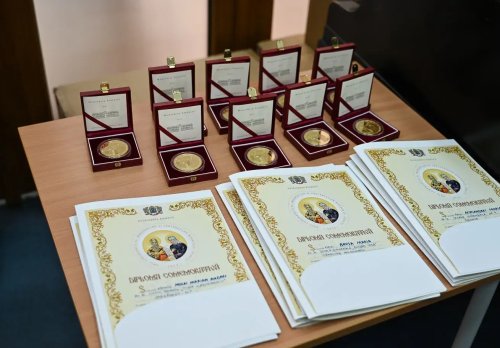 Premii pentru elevii câştigători ai Olimpiadei Naţionale de Religie Ortodoxă, la Deva Poza 252098