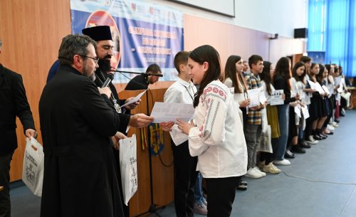 Premii pentru elevii câştigători ai Olimpiadei Naţionale de Religie Ortodoxă, la Deva Poza 252099