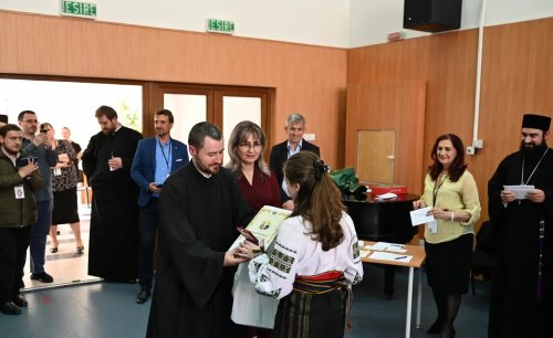 Premii pentru elevii câştigători ai Olimpiadei Naţionale de Religie Ortodoxă, la Deva Poza 252100
