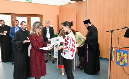 Premii pentru elevii câştigători ai Olimpiadei Naţionale de Religie Ortodoxă, la Deva Poza 252101