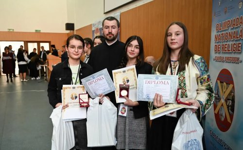 Premii pentru elevii câştigători ai Olimpiadei Naţionale de Religie Ortodoxă, la Deva Poza 252102