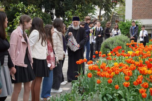 40 de elevi seminariști au vizitat Centrul eparhial din Galați Poza 252339