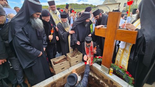 Deshumarea osemintelor părintelui Petroniu Tănase de la Schitul Prodromu Poza 252343