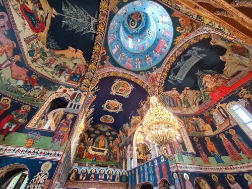 Biserica „Sfântul Mare Mucenic Gheorghe” din Bistrița, sfințită de trei ierarhi Poza 252678