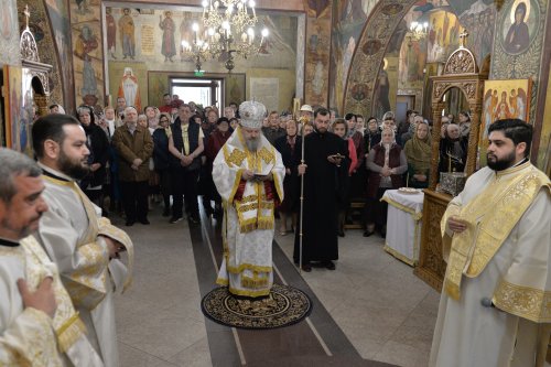 Comuniune în cântare liturgică la o parohie din Capitală Poza 252713