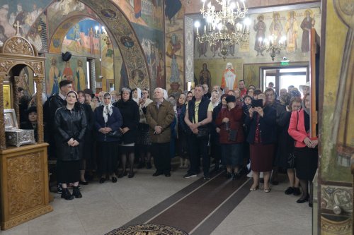 Comuniune în cântare liturgică la o parohie din Capitală Poza 252715