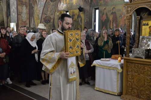 Comuniune în cântare liturgică la o parohie din Capitală Poza 252716