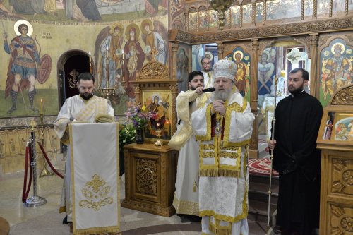 Comuniune în cântare liturgică la o parohie din Capitală Poza 252717