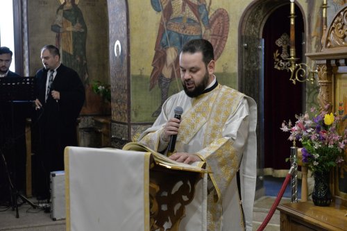 Comuniune în cântare liturgică la o parohie din Capitală Poza 252718