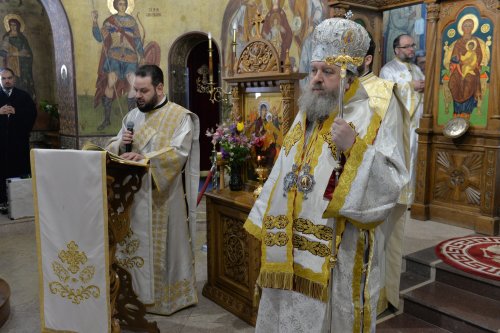 Comuniune în cântare liturgică la o parohie din Capitală Poza 252719