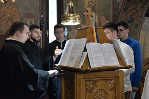 Comuniune în cântare liturgică la o parohie din Capitală Poza 252722