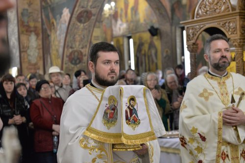 Comuniune în cântare liturgică la o parohie din Capitală Poza 252726