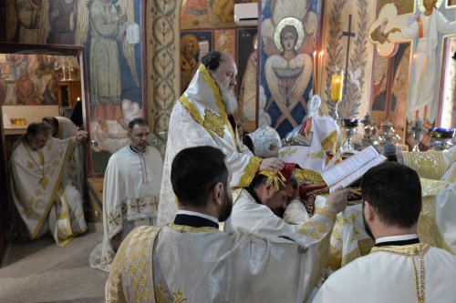 Comuniune în cântare liturgică la o parohie din Capitală Poza 252728