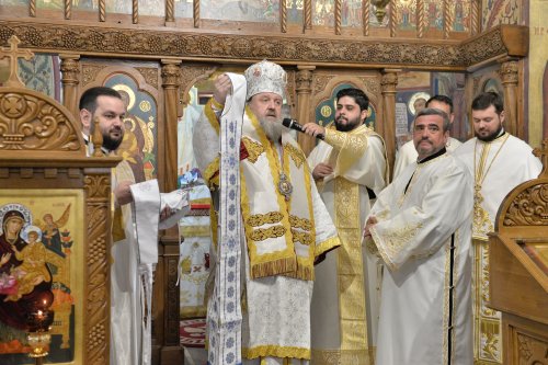 Comuniune în cântare liturgică la o parohie din Capitală Poza 252729