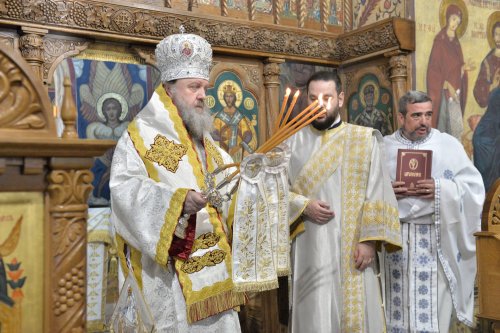 Comuniune în cântare liturgică la o parohie din Capitală Poza 252731