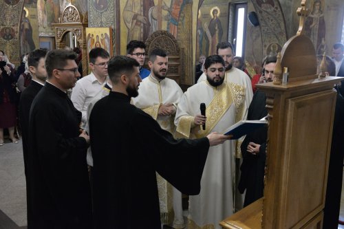 Comuniune în cântare liturgică la o parohie din Capitală Poza 252732