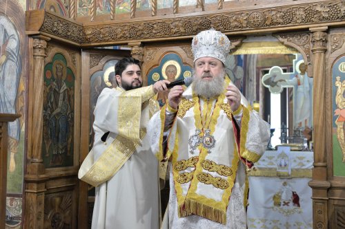 Comuniune în cântare liturgică la o parohie din Capitală Poza 252733