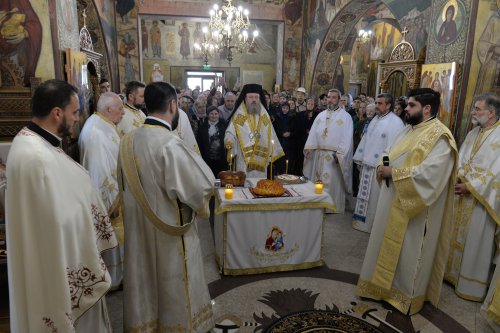 Comuniune în cântare liturgică la o parohie din Capitală Poza 252735