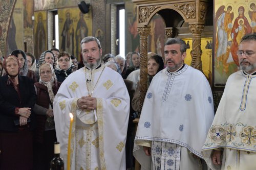 Comuniune în cântare liturgică la o parohie din Capitală Poza 252737