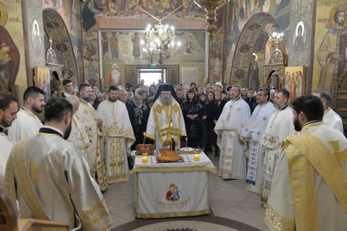 Comuniune în cântare liturgică la o parohie din Capitală Poza 252738