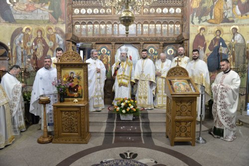 Comuniune în cântare liturgică la o parohie din Capitală Poza 252739