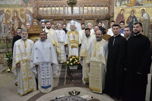 Comuniune în cântare liturgică la o parohie din Capitală Poza 252741