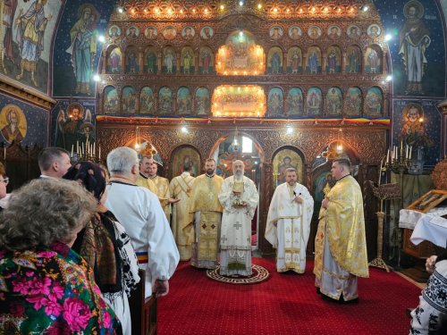 Liturghie arhierească în Parohia Zlatna I, Protopopiatul Alba Iulia Poza 252686