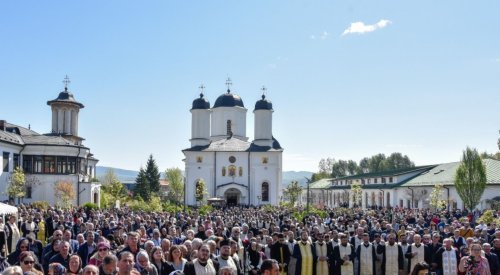 Sfântul Ierarh Calinic sărbătorit la ctitoria sa din Râmnicu Vâlcea Poza 252848