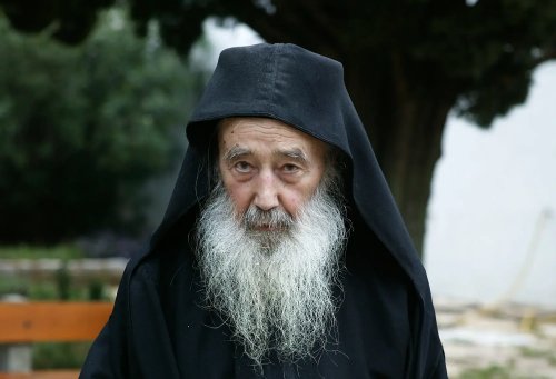 Părintele Petroniu Tănase - „far al lui Hristos” în Sfântul Munte Athos Poza 252547