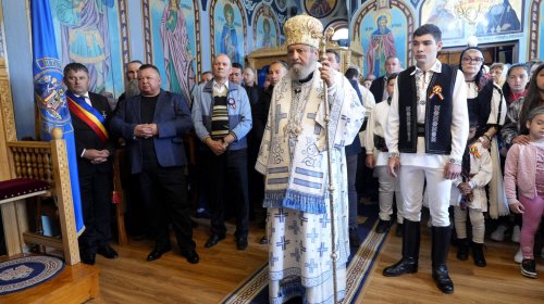 Binecuvântare arhierească la biserica din Viscri, judeţul Braşov Poza 253346