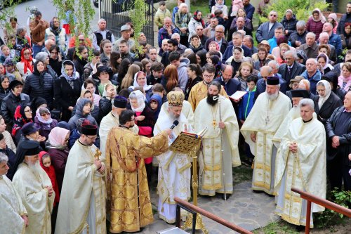 Sfințirea paraclisului Parohiei „Sfântul Proroc Daniel” din Iași Poza 253340