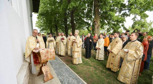 Veșmântul harului pentru o biserică din Vrancea Poza 253454