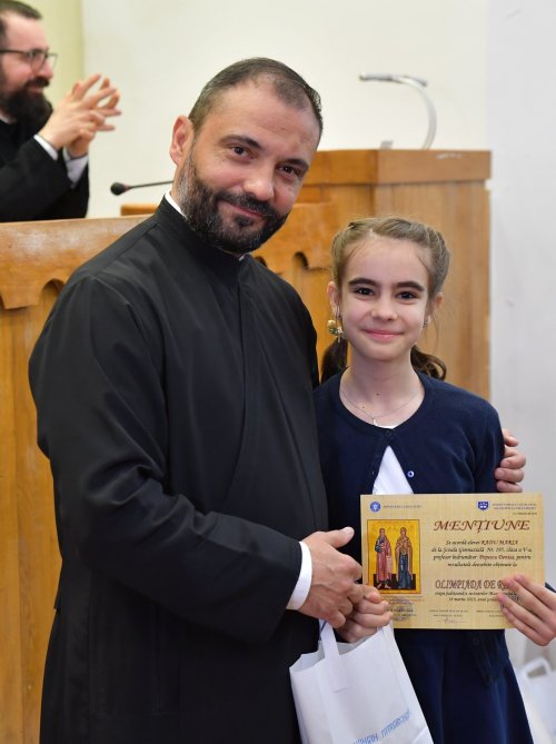 Premierea elevilor din București olimpici la Religie Poza 253768