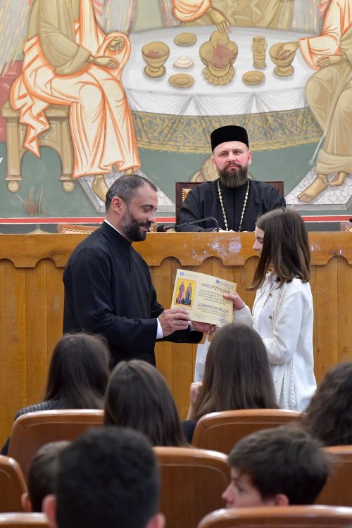 Premierea elevilor din București olimpici la Religie Poza 253770