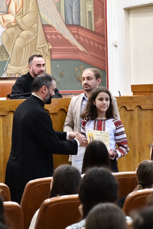 Premierea elevilor din București olimpici la Religie Poza 253774