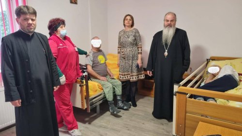 Episcopul Hușilor, în vizită la azile de bătrâni Poza 254421