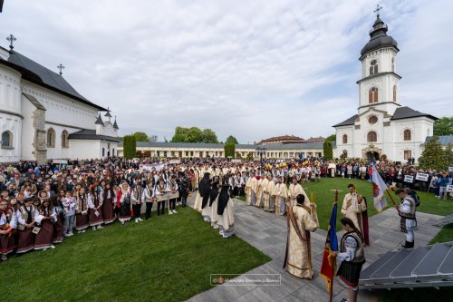Sobor de ierarhi la sărbătoarea închinată Episcopului Melchisedec Ștefănescu Poza 254402
