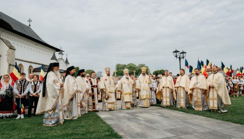 Sobor de ierarhi la sărbătoarea închinată Episcopului Melchisedec Ștefănescu Poza 254405