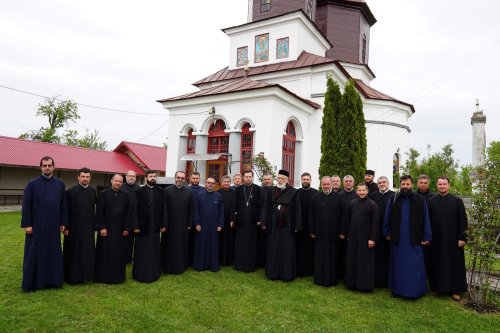 Pastorația persoanelor vârstnice discutată de clericii din Argeș Poza 254542