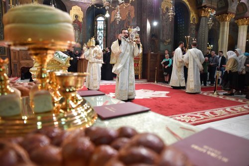 Laudă de seară adusă Sfinților Împărați la Catedrala Patriarhală Poza 254778