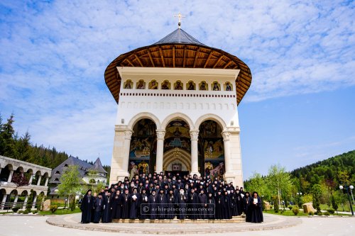 Sinaxa monahală și pomenirea Arhiepiscopului Pimen la Mănăstirea Sihăstria Putnei Poza 255004