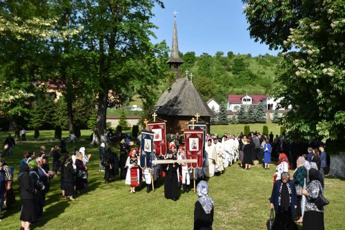 Mii de pelerini la hramul istoric al Mănăstirii Dobric, Bistriţa‑Năsăud Poza 255077