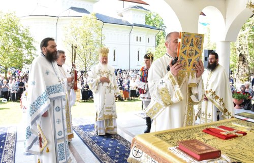 Mii de pelerini la hramul istoric al Mănăstirii Dobric, Bistriţa‑Năsăud Poza 255078