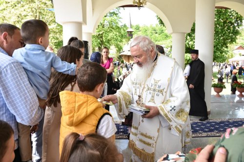 Mii de pelerini la hramul istoric al Mănăstirii Dobric, Bistriţa‑Năsăud Poza 255084