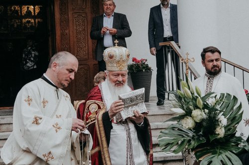 Parohia clujeană „Sfinţii Constantin și Elena” a primit o raclă cu moaștele sfinților ocrotitori Poza 255195